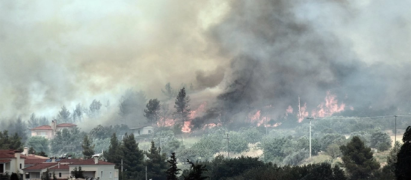 Φωτιές στην Αττική: Ανεξέλεγκτη κατάσταση στον Άγιο Στέφανο – Στις φλόγες ο οικισμός Ποντίων